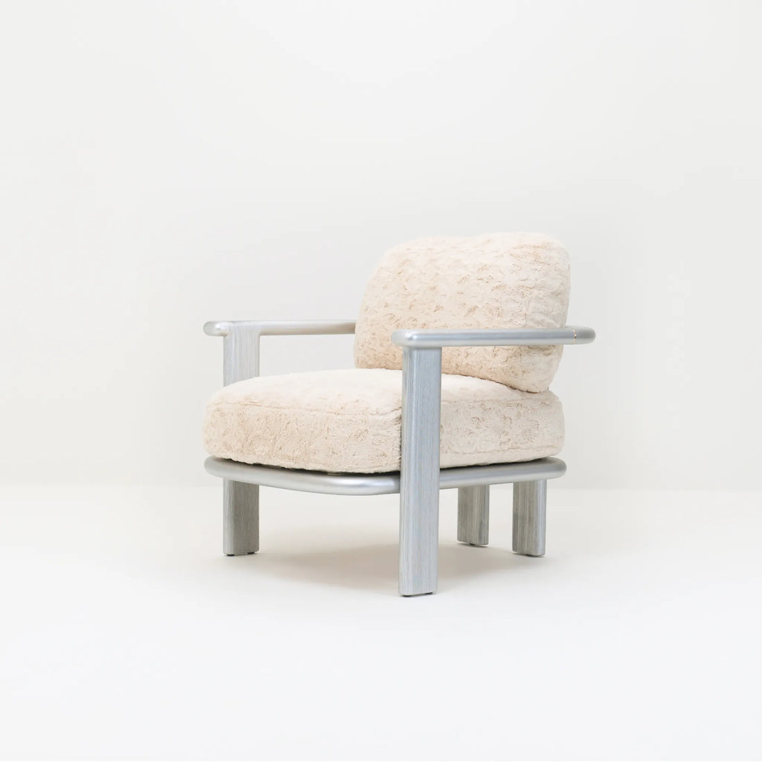 NANYUKI LOUNGE CHAIR