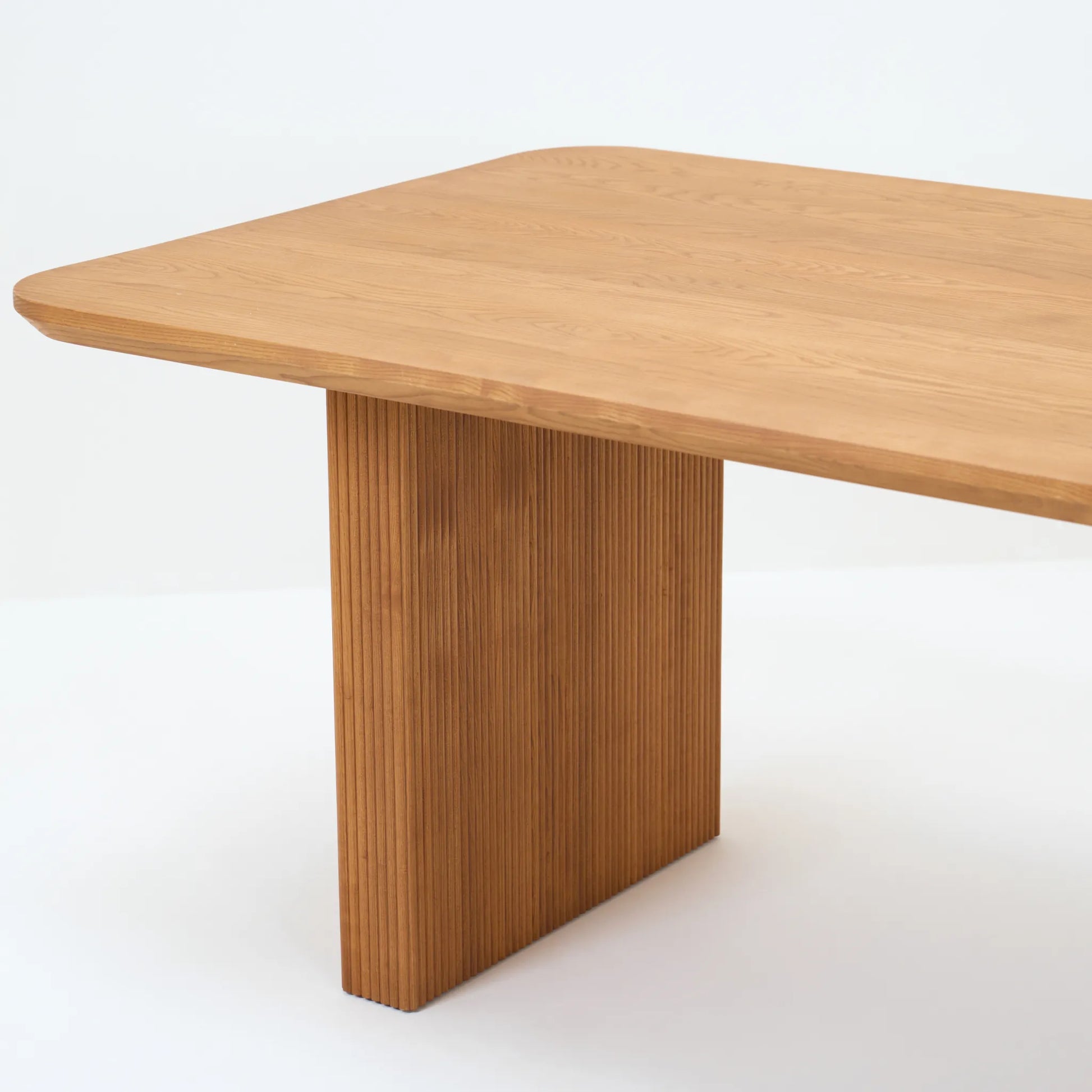 STARK DINING TABLE