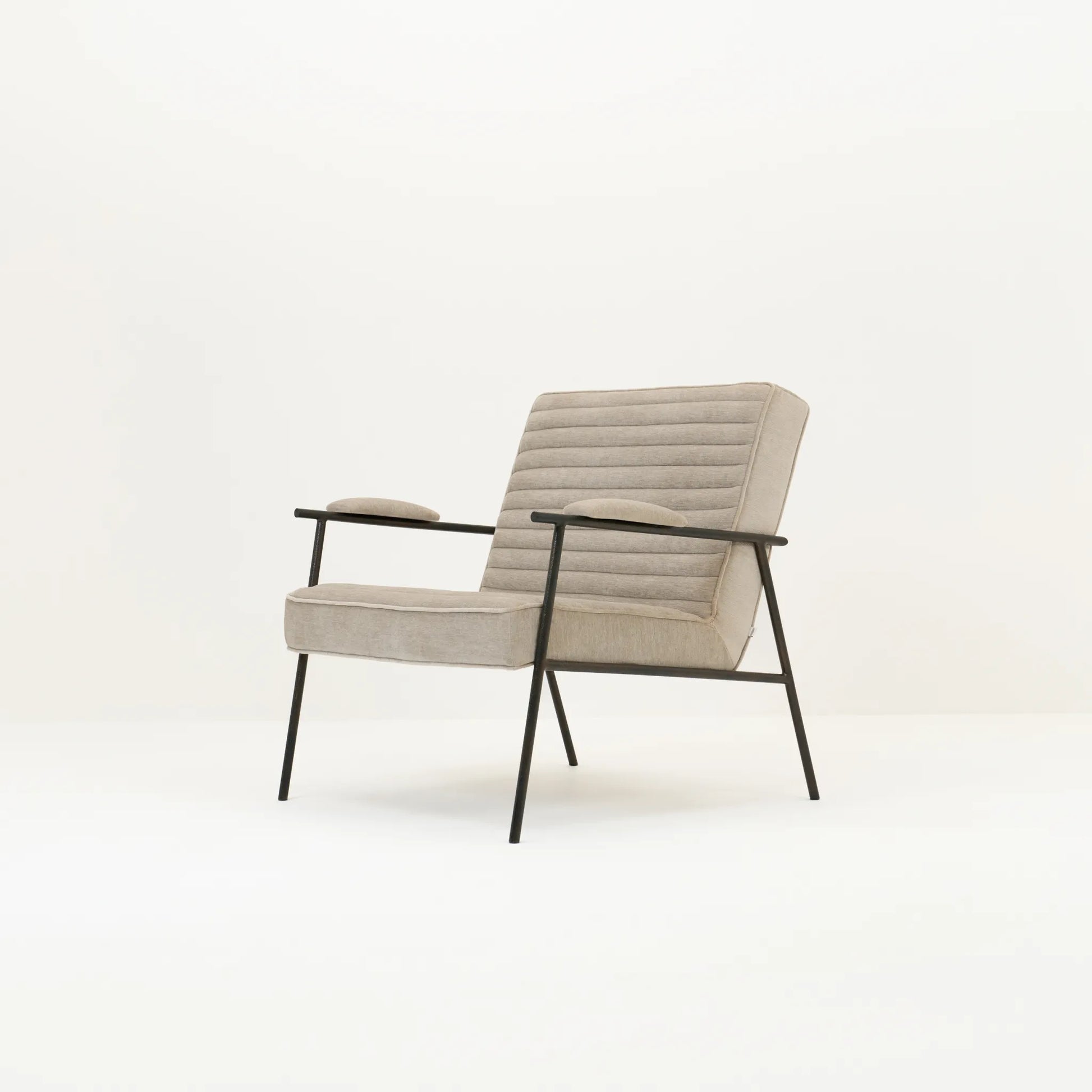 ZEPLIN LOUNGE CHAIR