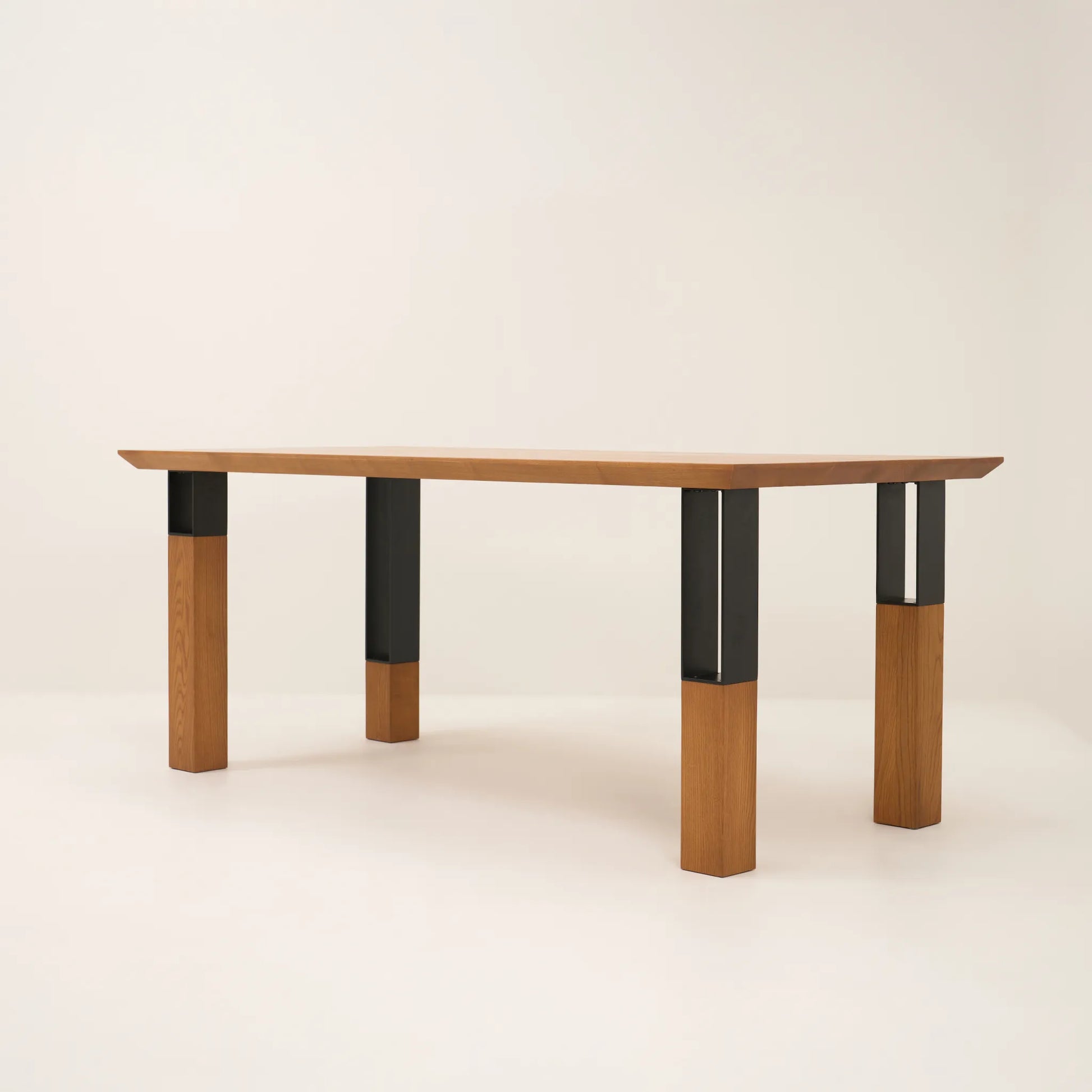TETRA DINING TABLE
