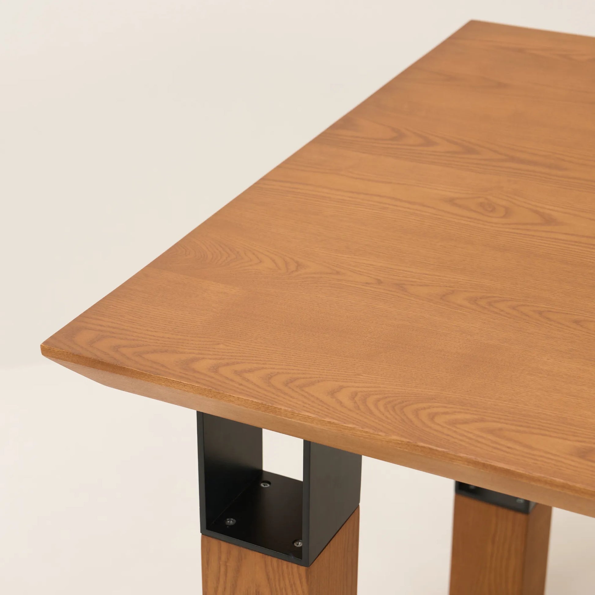 TETRA DINING TABLE