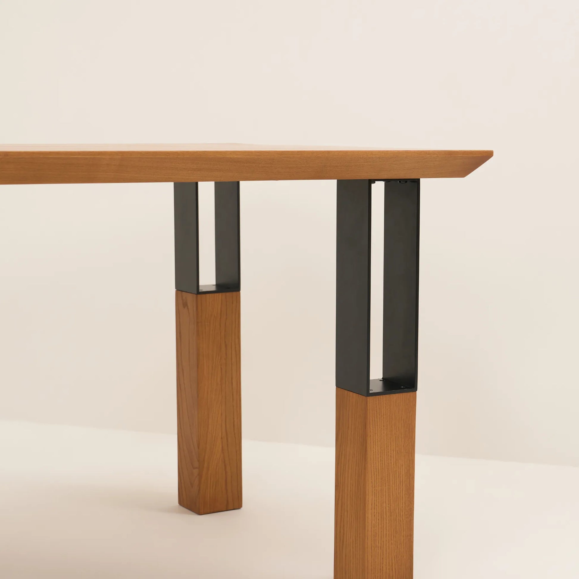 TETRA DINING TABLE