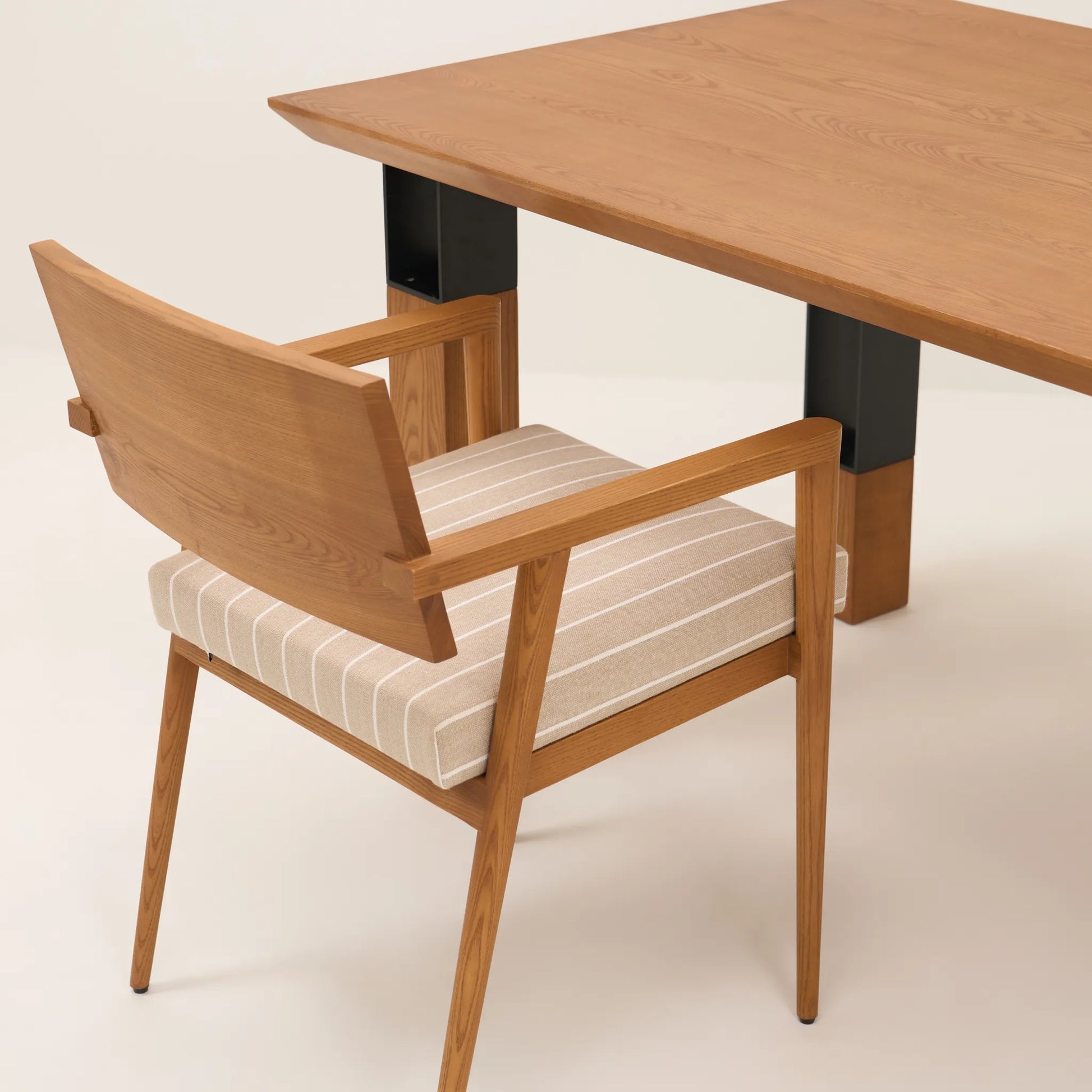 TETRA DINING TABLE