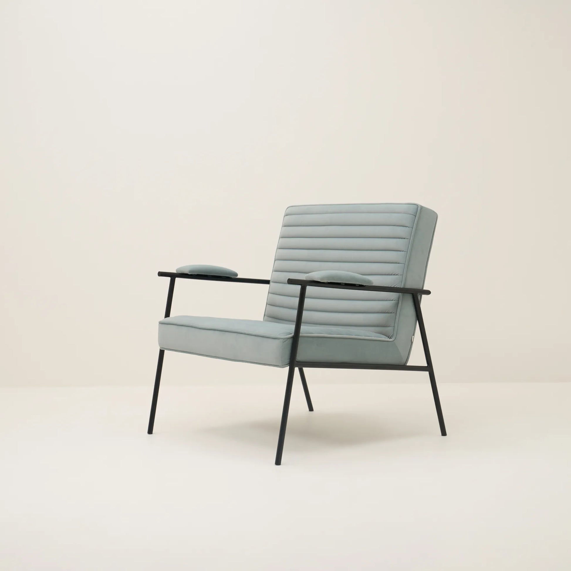 ZEPLIN LOUNGE CHAIR