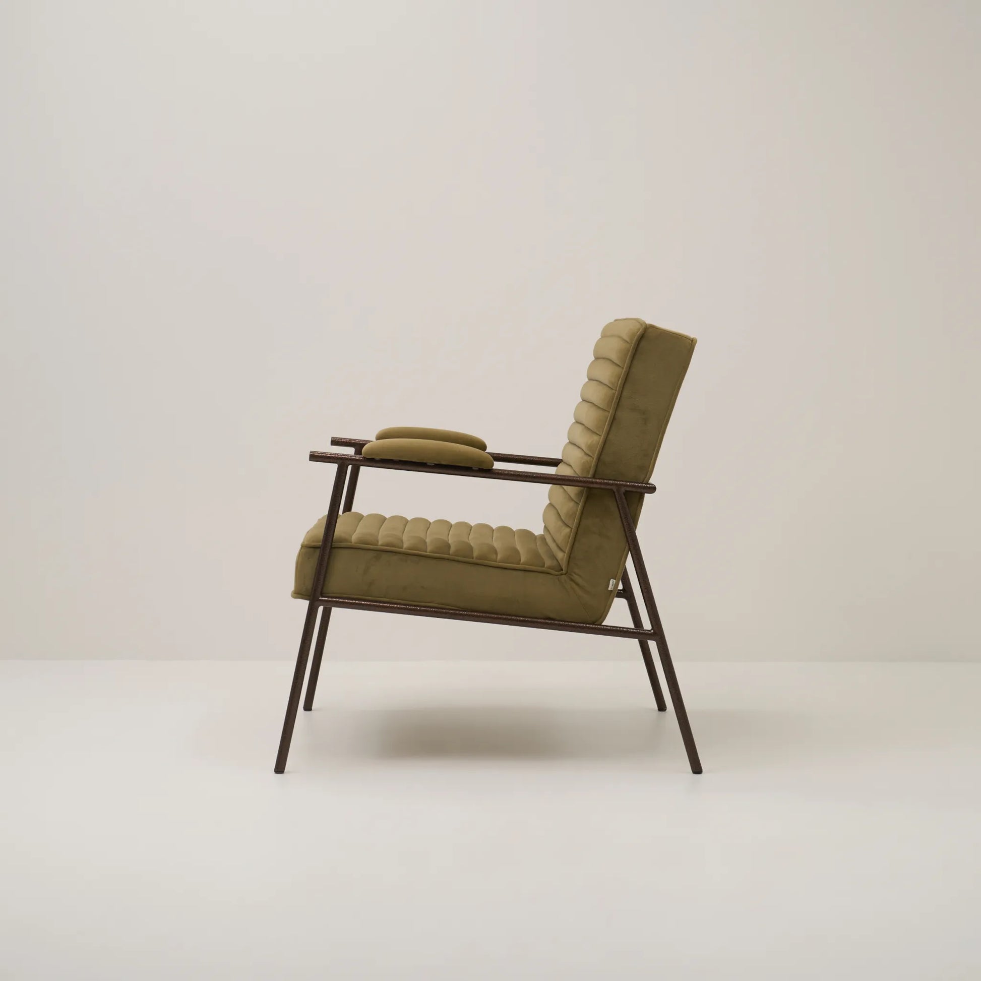 ZEPLIN LOUNGE CHAIR